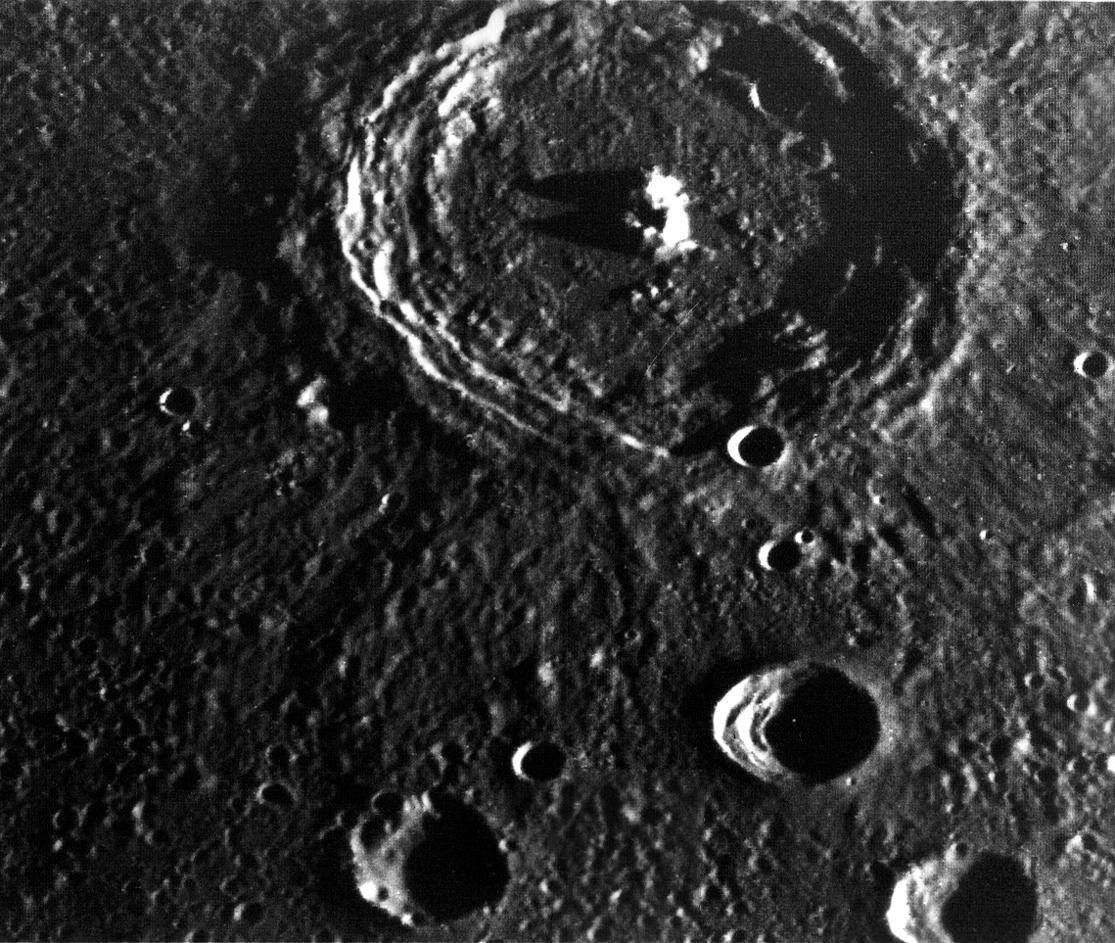 Кратеры меркурия. Поверхность Меркурия Маринер-10. Меркурий кратеры. Меркурий Планета кратеры. Меркурий кратер Калорис.